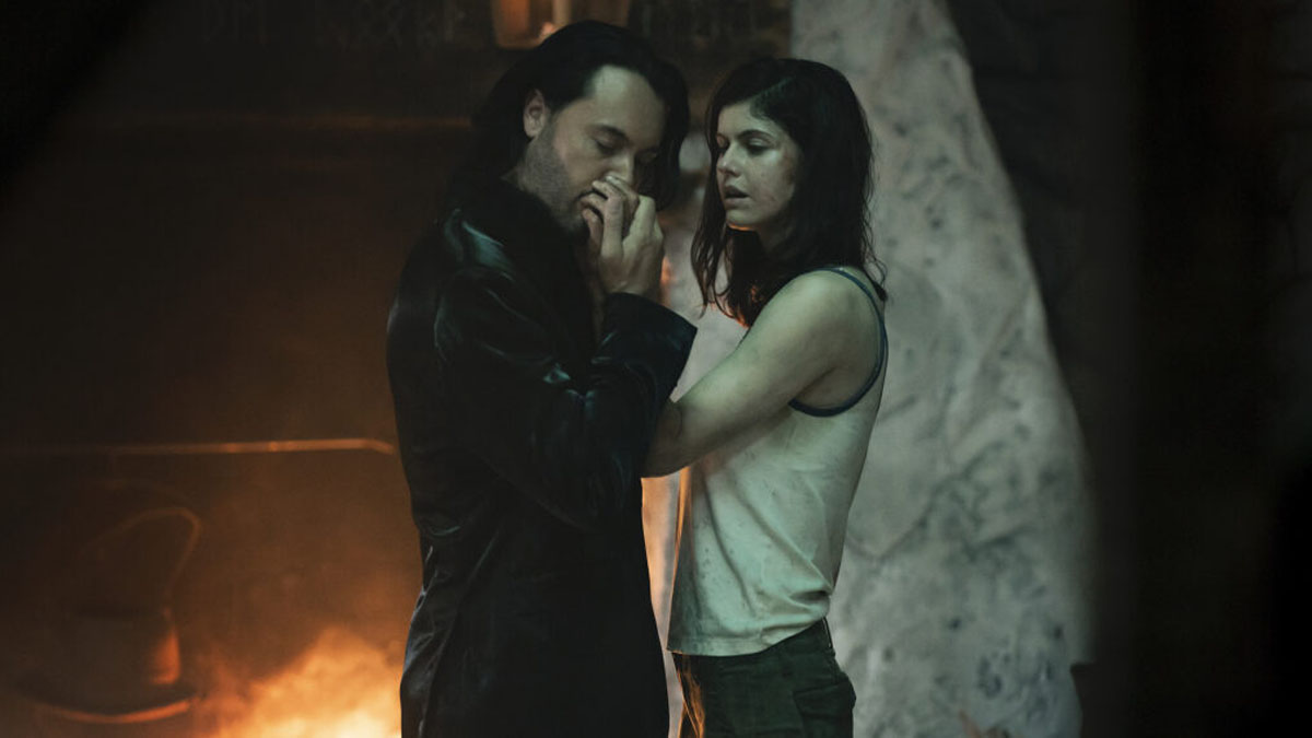 Jack Huston y Alexandra Daddario en Las brujas de Mayfair.