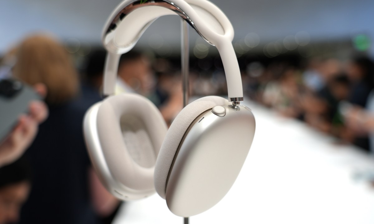 Apple AirPods Max with USB-C in Starlight.