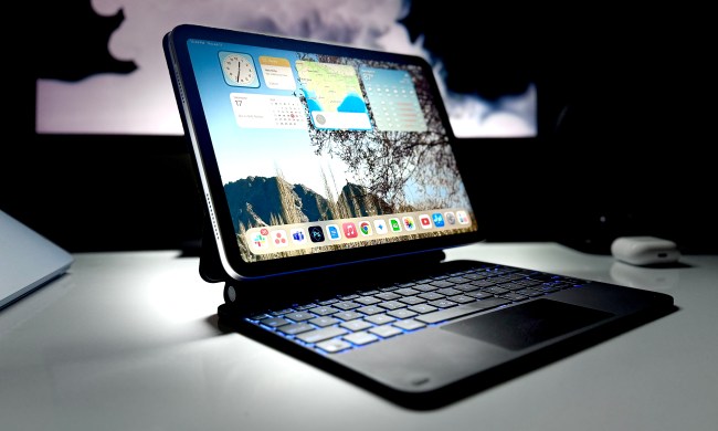 Side full view of the ESR Rebound Magnetic keyboard for the iPad.
